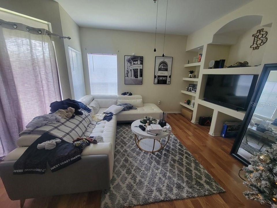 For Sale: $120,000 (1 beds, 1 baths, 864 Square Feet)