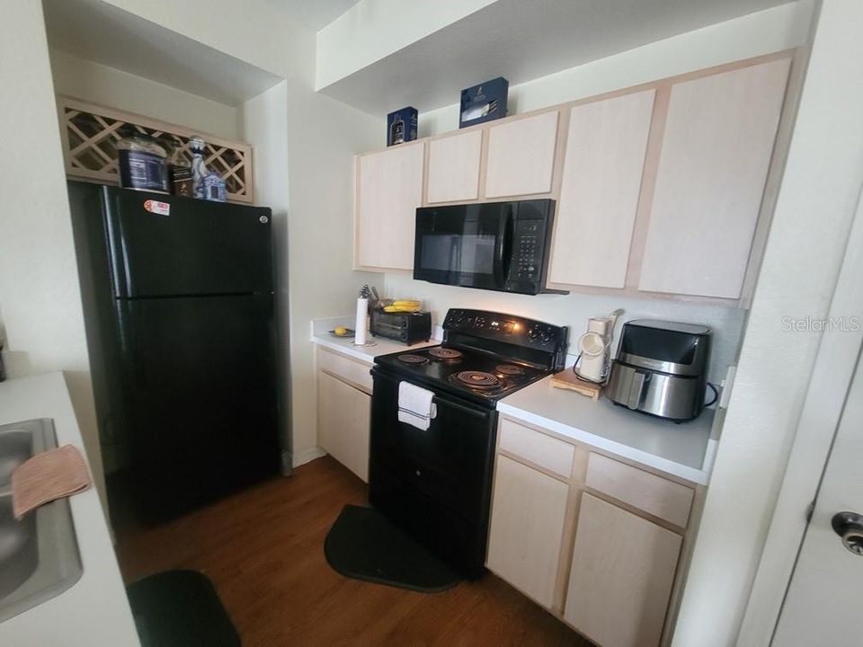 For Sale: $120,000 (1 beds, 1 baths, 864 Square Feet)