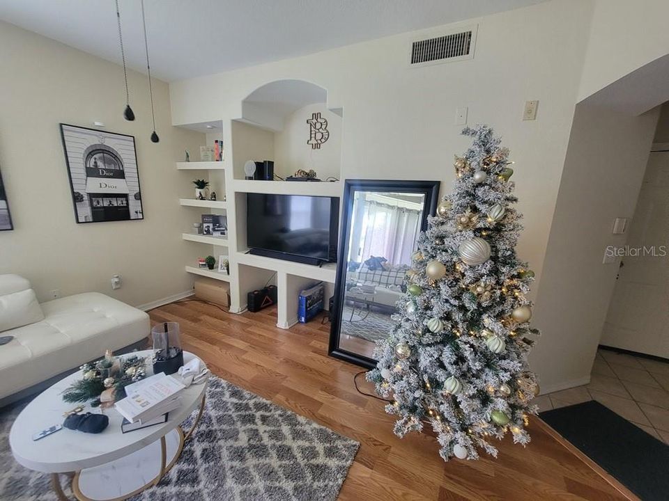 For Sale: $120,000 (1 beds, 1 baths, 864 Square Feet)