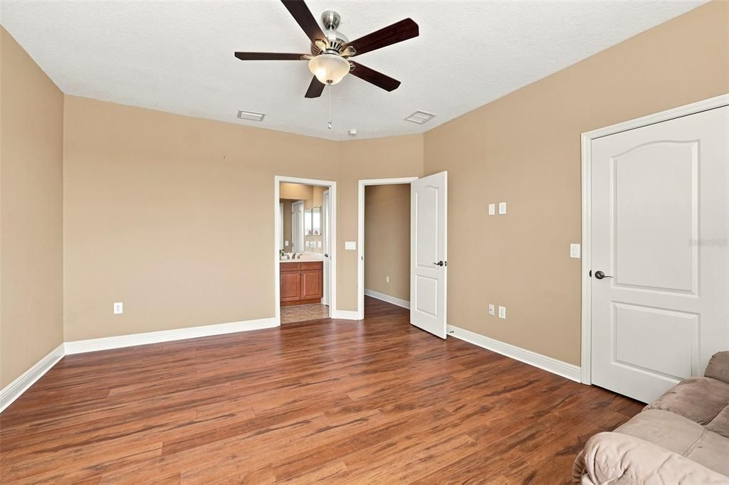 For Sale: $918,000 (5 beds, 4 baths, 4034 Square Feet)