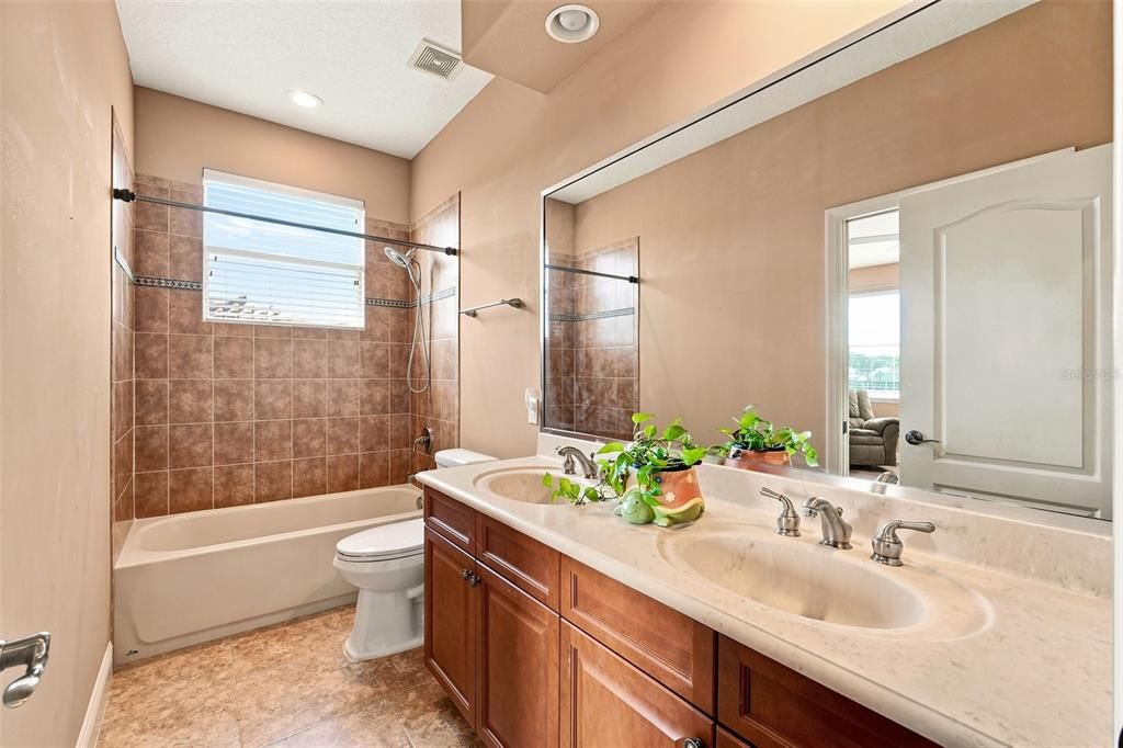 For Sale: $918,000 (5 beds, 4 baths, 4034 Square Feet)