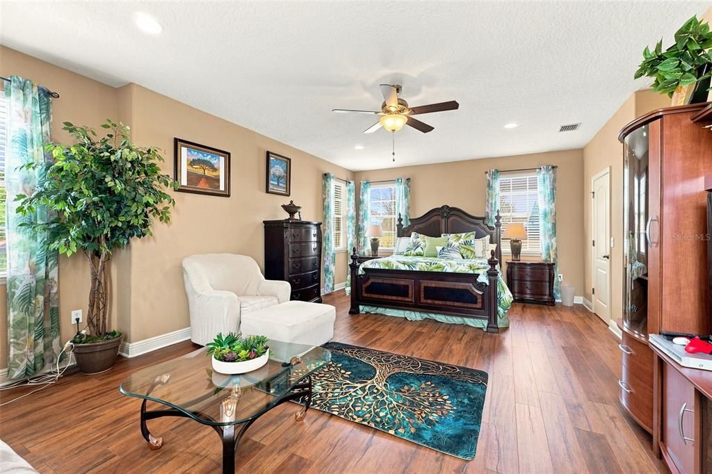 For Sale: $918,000 (5 beds, 4 baths, 4034 Square Feet)