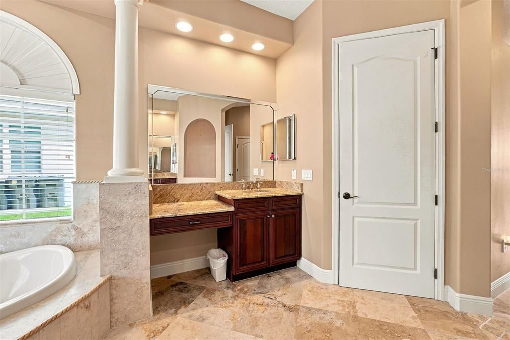 For Sale: $918,000 (5 beds, 4 baths, 4034 Square Feet)