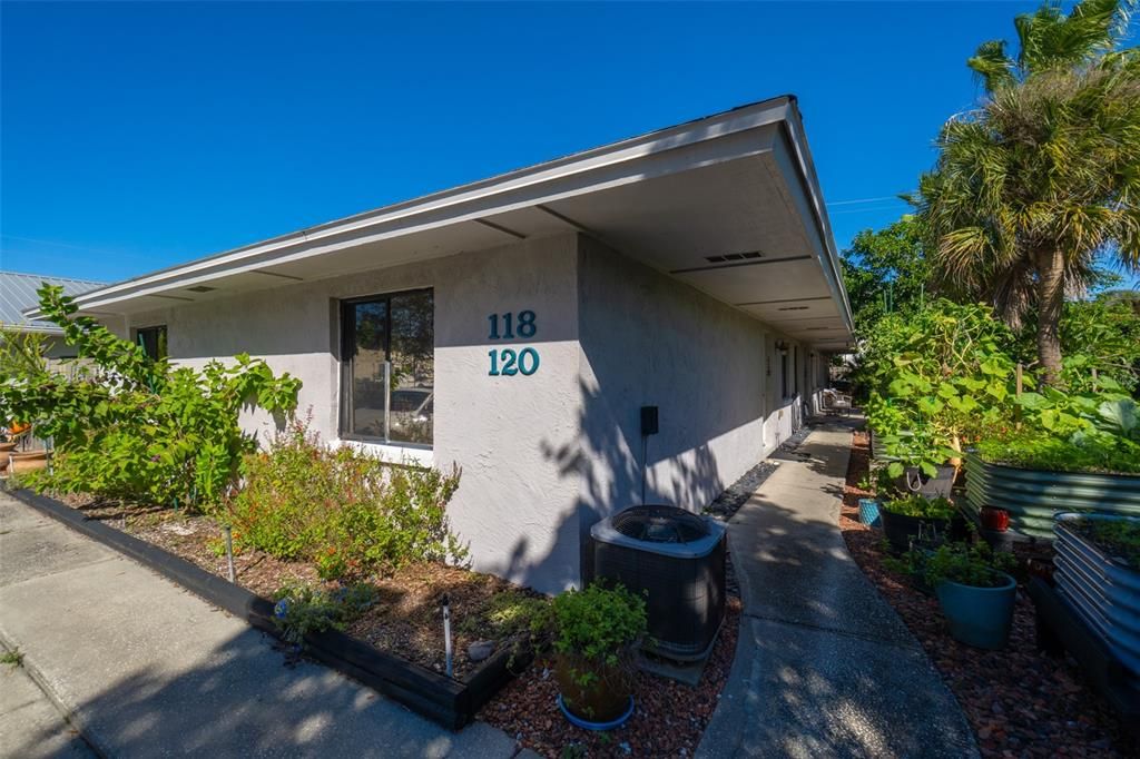 For Sale: $358,000 (2 beds, 1 baths, 1080 Square Feet)