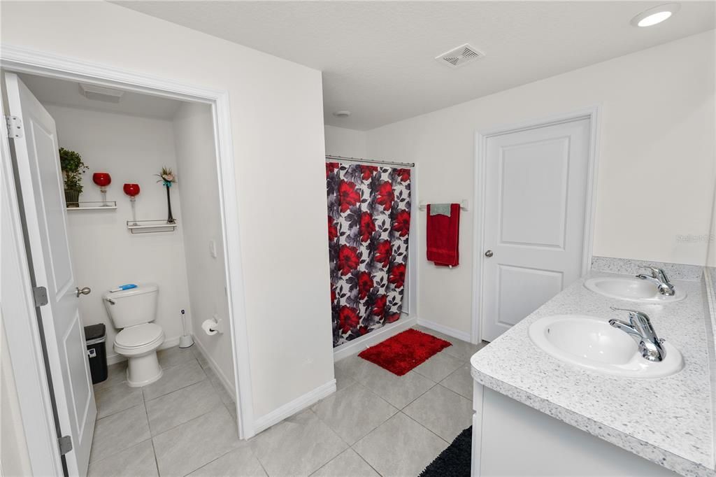 For Sale: $375,000 (5 beds, 3 baths, 2674 Square Feet)