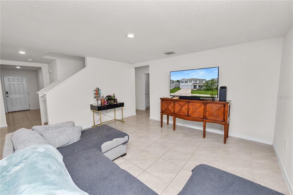For Sale: $375,000 (5 beds, 3 baths, 2674 Square Feet)