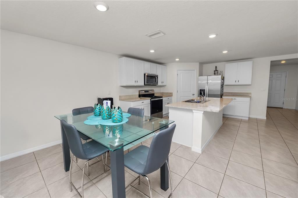 For Sale: $375,000 (5 beds, 3 baths, 2674 Square Feet)