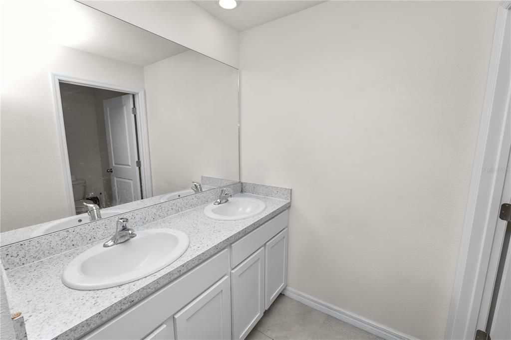 For Sale: $375,000 (5 beds, 3 baths, 2674 Square Feet)