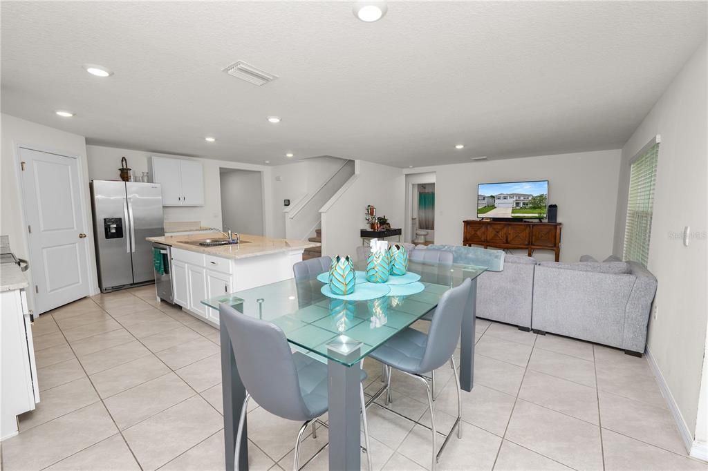 For Sale: $375,000 (5 beds, 3 baths, 2674 Square Feet)