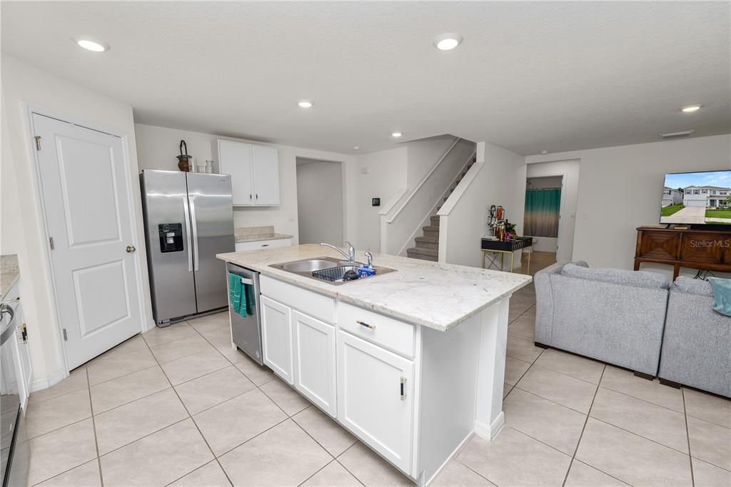 For Sale: $375,000 (5 beds, 3 baths, 2674 Square Feet)