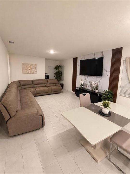 For Rent: $1,800 (4 beds, 2 baths, 1713 Square Feet)