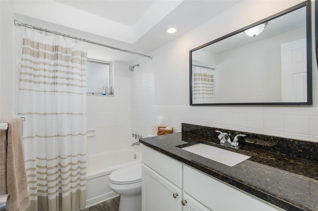На продажу: $219,900 (2 спален, 1 ванн, 816 Квадратных фут)