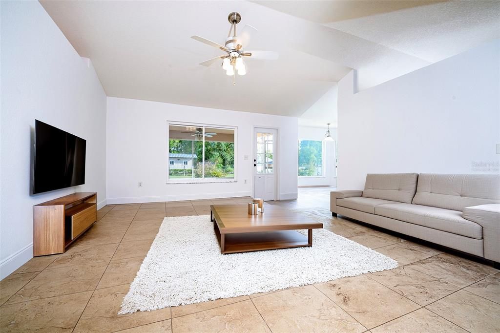 En Venta: $384,999 (4 camas, 2 baños, 2240 Pies cuadrados)