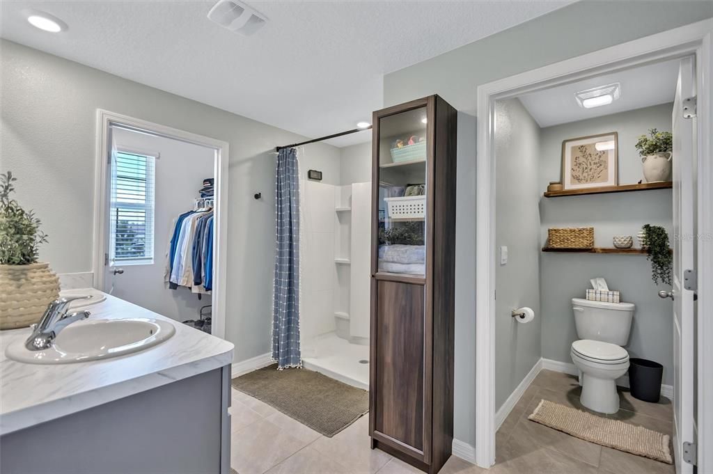 For Sale: $435,000 (5 beds, 3 baths, 2605 Square Feet)