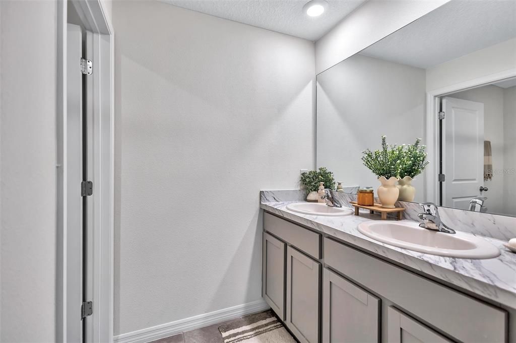 For Sale: $435,000 (5 beds, 3 baths, 2605 Square Feet)