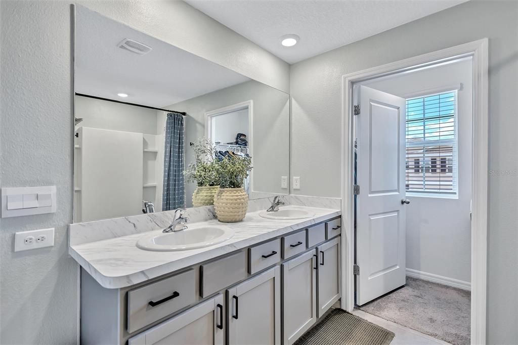 For Sale: $435,000 (5 beds, 3 baths, 2605 Square Feet)