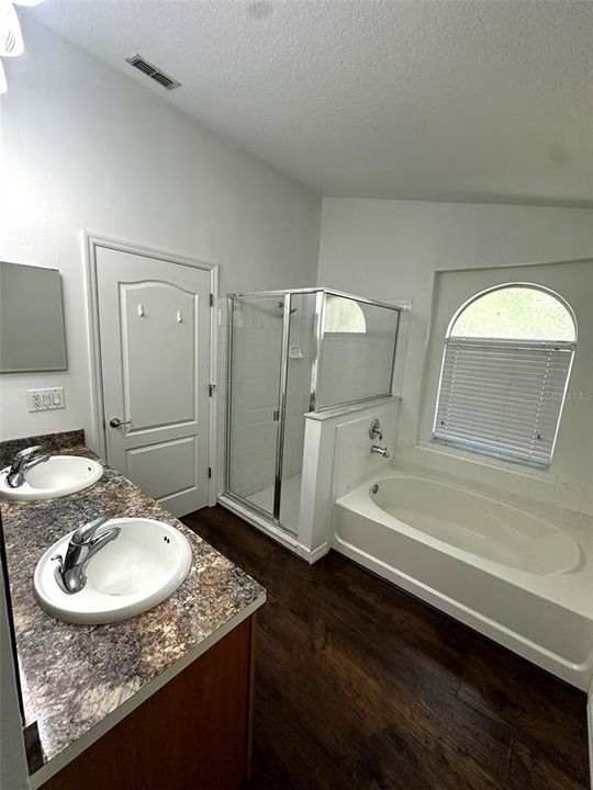 For Sale: $380,000 (3 beds, 2 baths, 1598 Square Feet)
