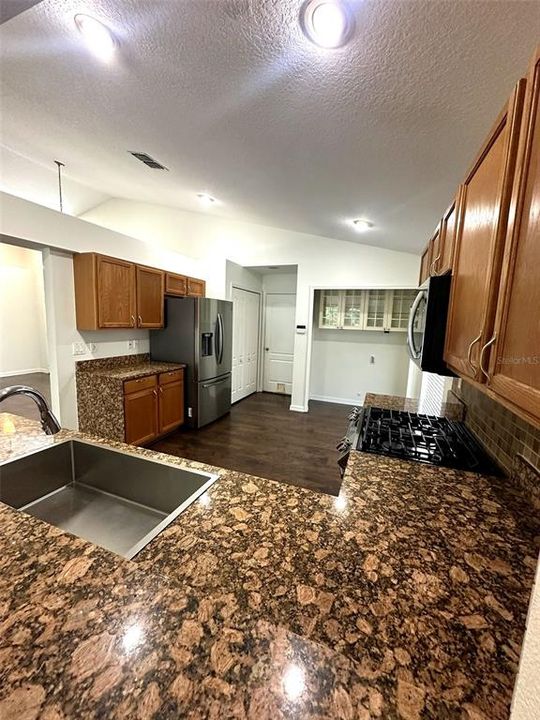 For Sale: $380,000 (3 beds, 2 baths, 1598 Square Feet)