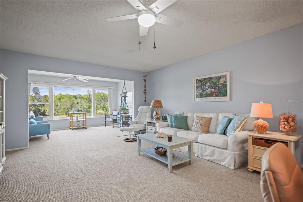 For Sale: $145,000 (2 beds, 2 baths, 1370 Square Feet)