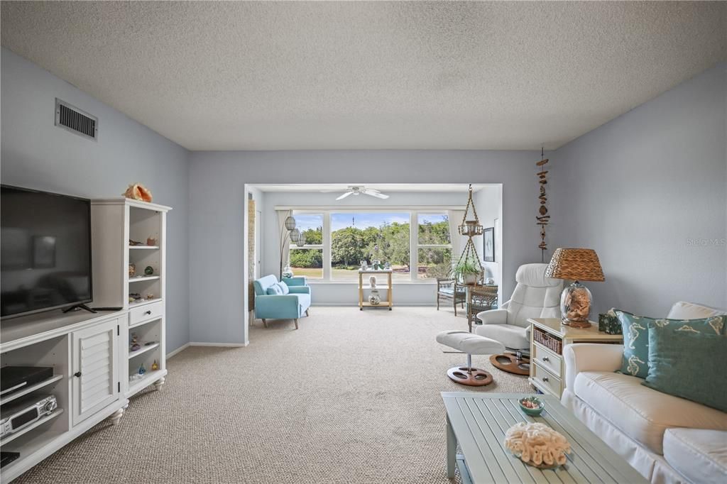 For Sale: $145,000 (2 beds, 2 baths, 1370 Square Feet)