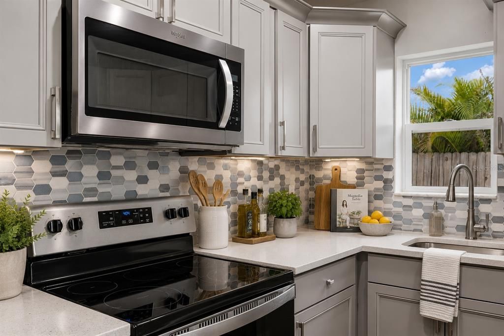 For Sale: $279,900 (2 beds, 2 baths, 812 Square Feet)