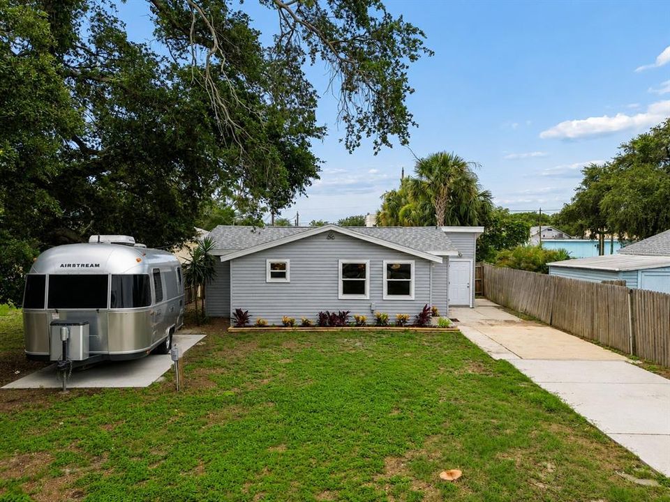 For Sale: $279,900 (2 beds, 2 baths, 812 Square Feet)