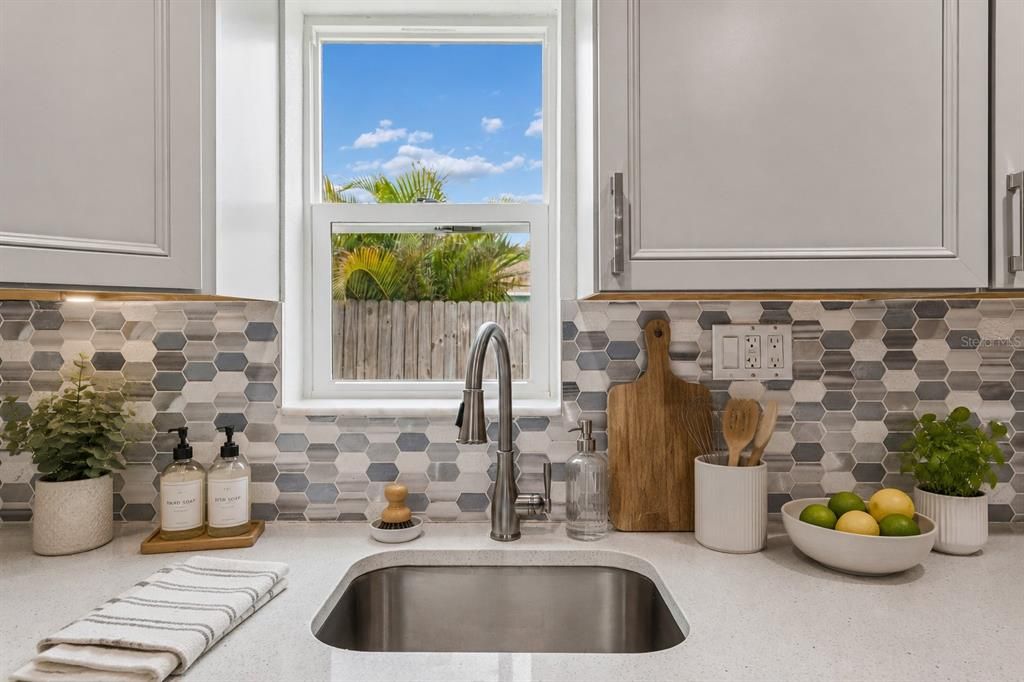 For Sale: $279,900 (2 beds, 2 baths, 812 Square Feet)