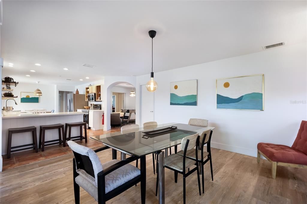 En Venta: $770,000 (4 camas, 2 baños, 2208 Pies cuadrados)