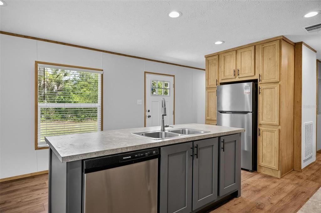For Sale: $229,900 (3 beds, 2 baths, 1216 Square Feet)