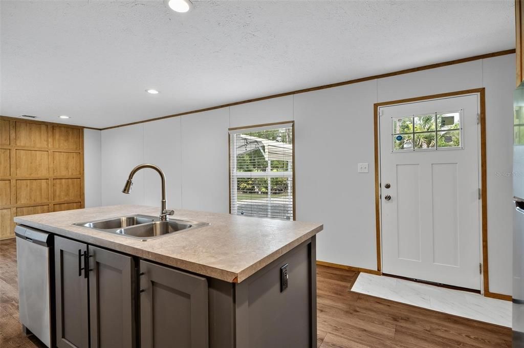 For Sale: $229,900 (3 beds, 2 baths, 1216 Square Feet)