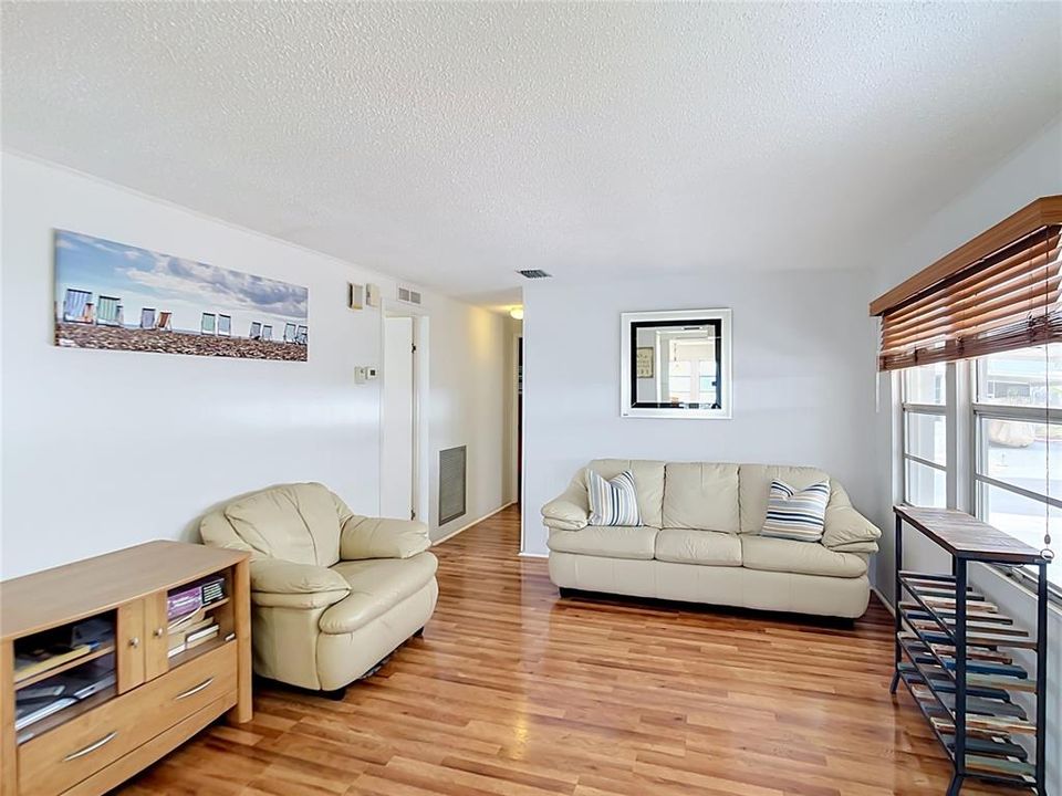 For Sale: $140,000 (2 beds, 2 baths, 1254 Square Feet)