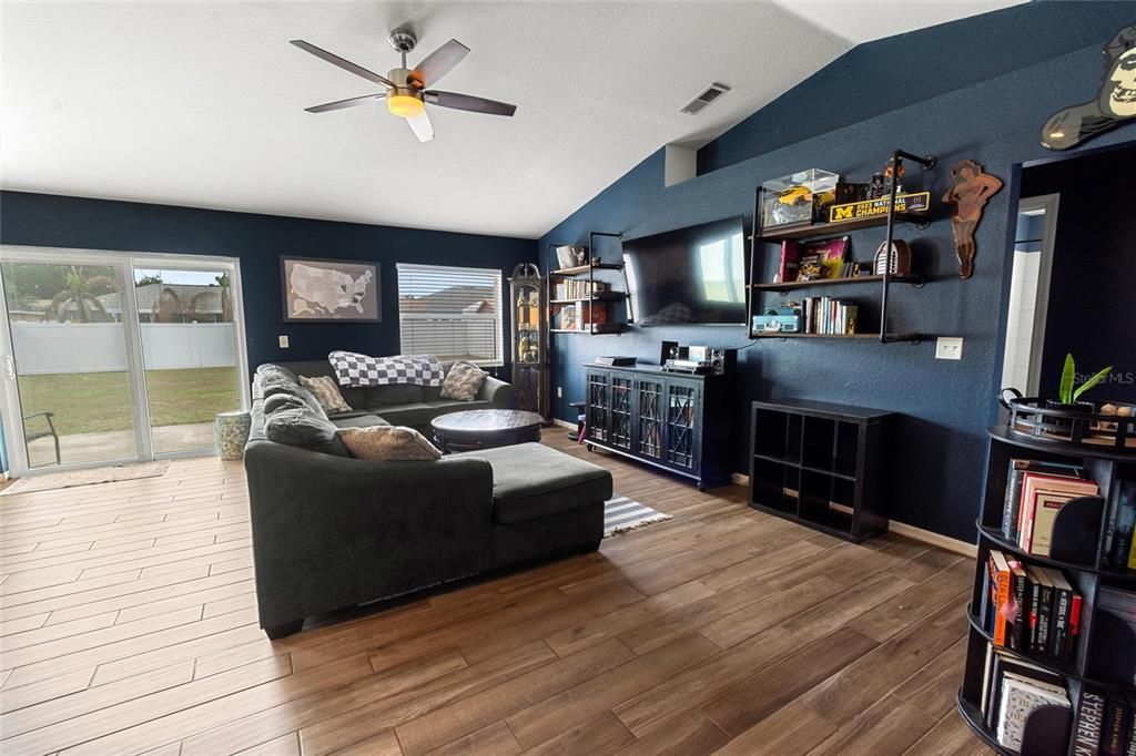 For Sale: $313,000 (3 beds, 2 baths, 1459 Square Feet)