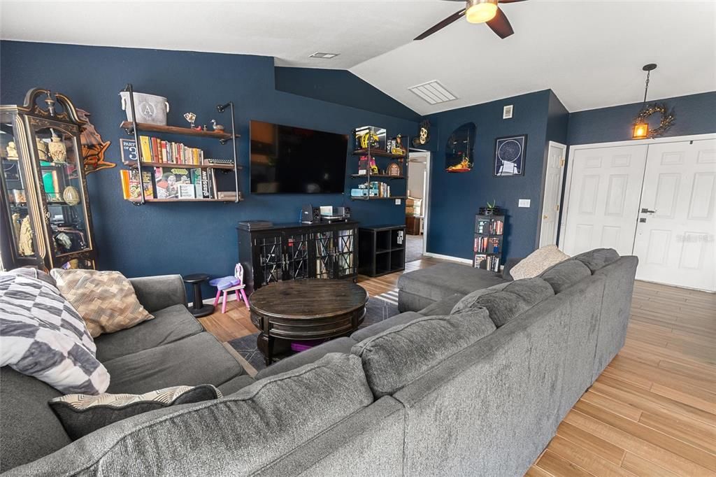 For Sale: $313,000 (3 beds, 2 baths, 1459 Square Feet)