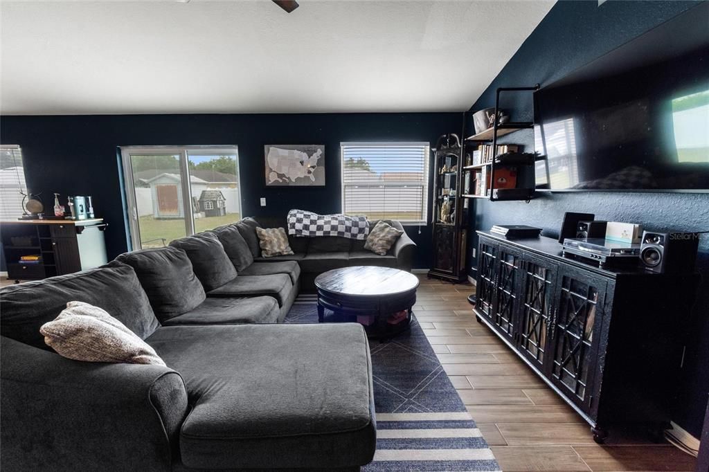 For Sale: $313,000 (3 beds, 2 baths, 1459 Square Feet)