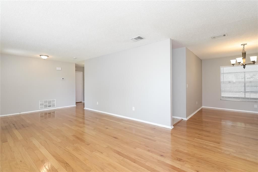 For Sale: $400,000 (3 beds, 2 baths, 1545 Square Feet)
