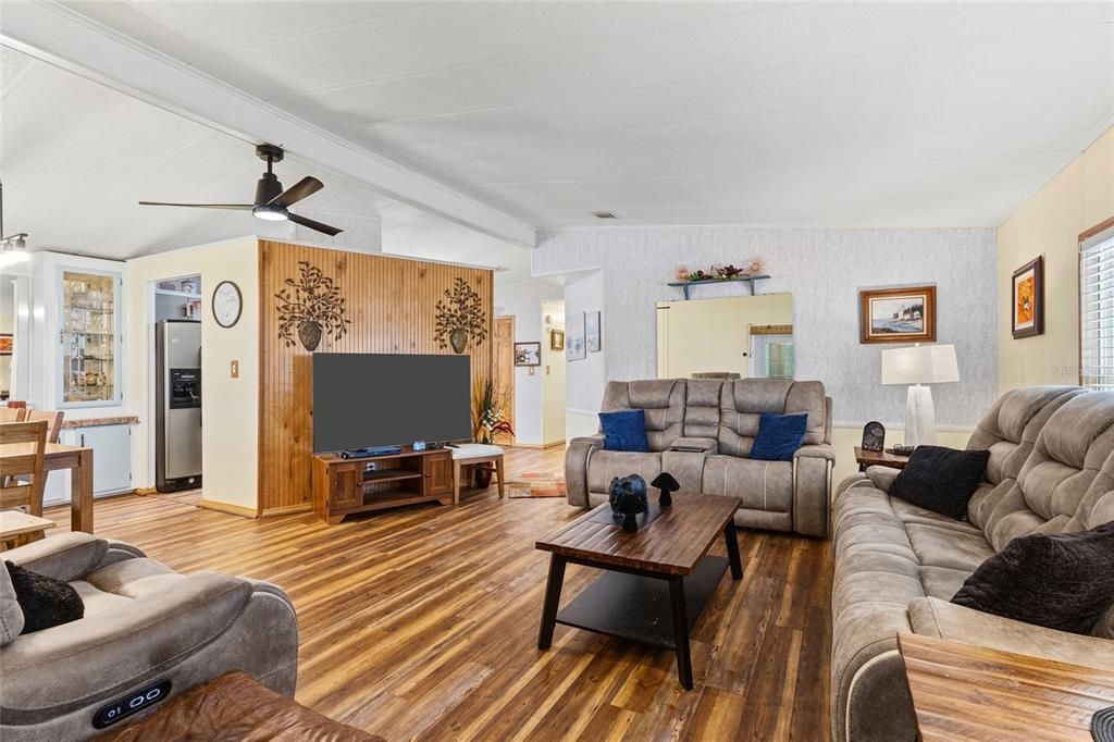 For Sale: $227,000 (2 beds, 2 baths, 1144 Square Feet)