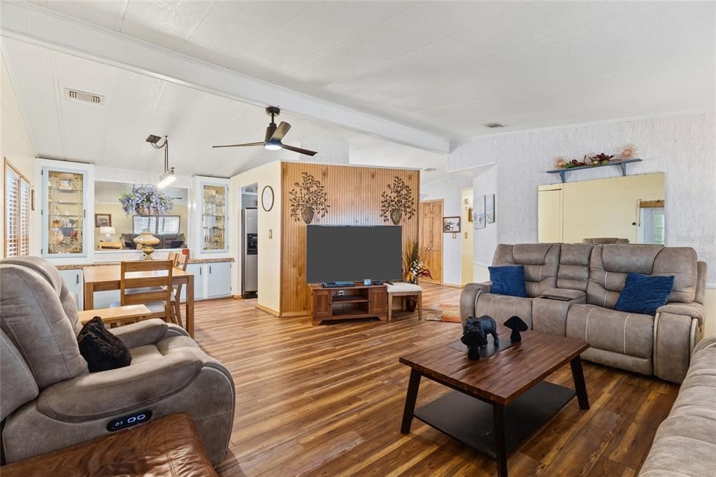 For Sale: $227,000 (2 beds, 2 baths, 1144 Square Feet)