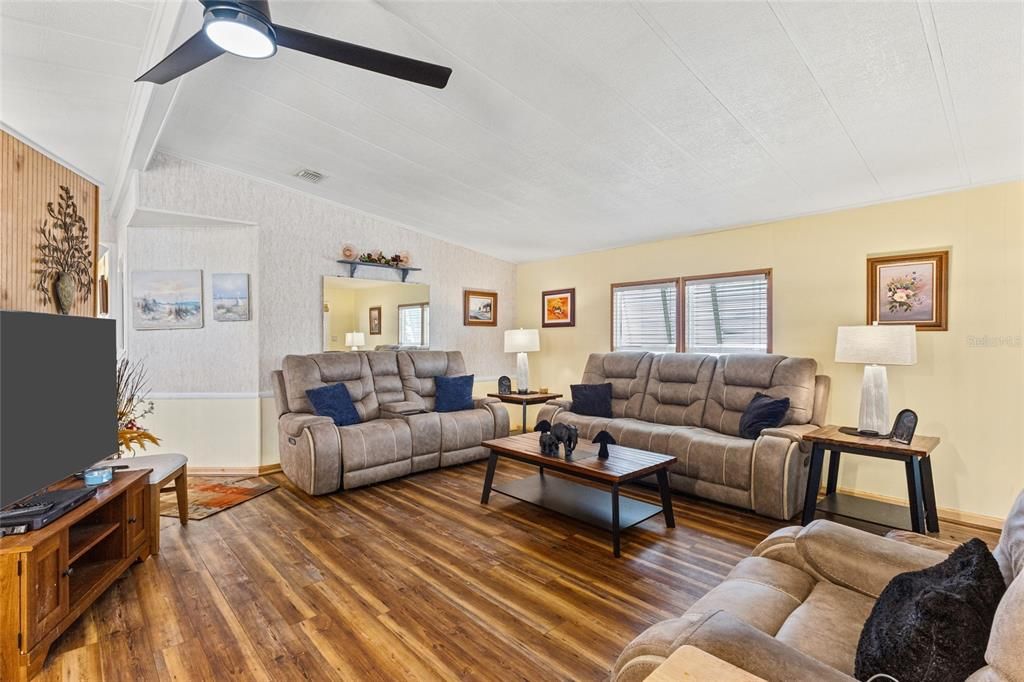 For Sale: $227,000 (2 beds, 2 baths, 1144 Square Feet)