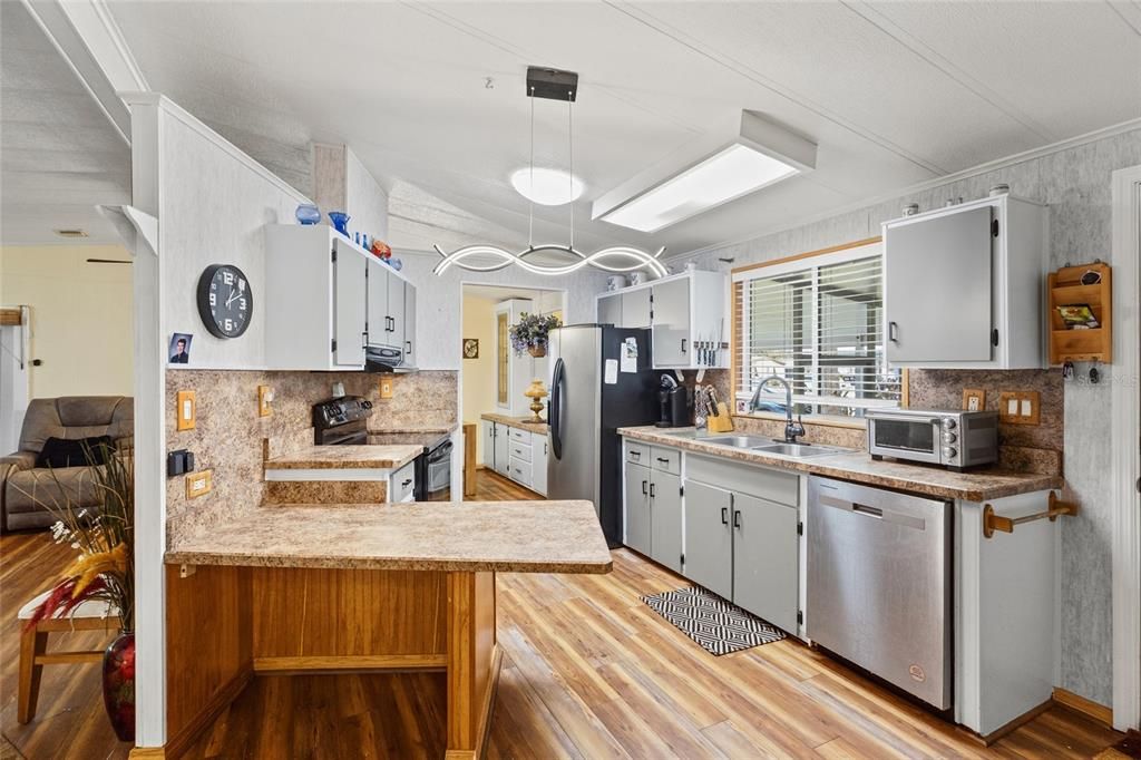 For Sale: $227,000 (2 beds, 2 baths, 1144 Square Feet)