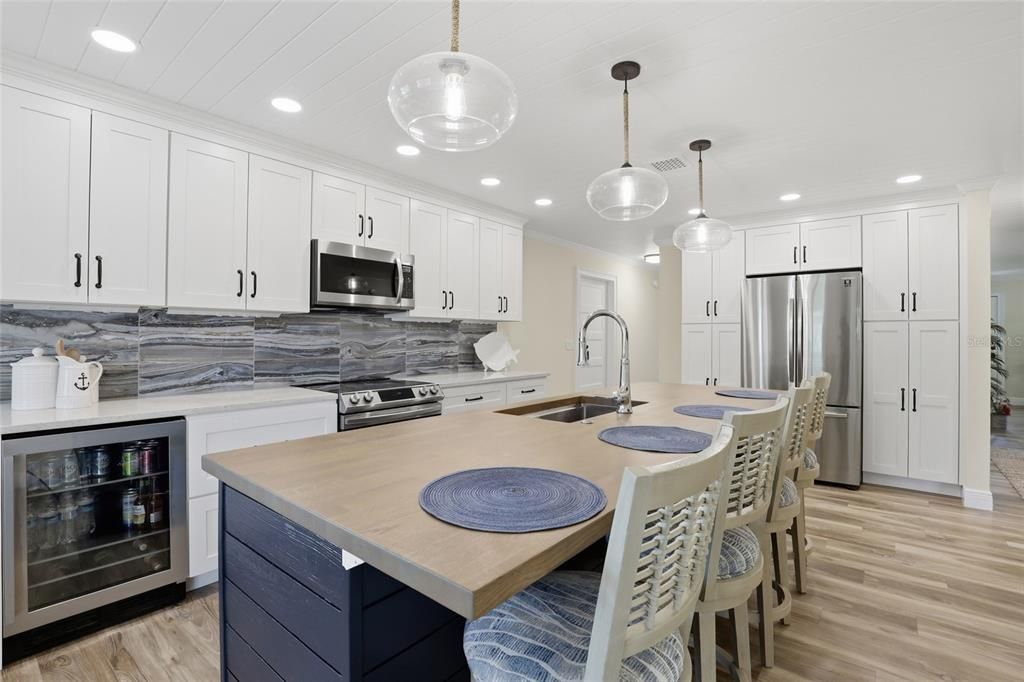 For Sale: $400,000 (2 beds, 2 baths, 1430 Square Feet)