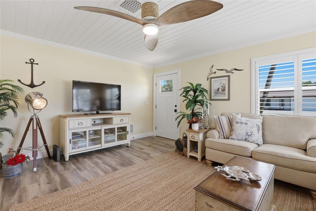 For Sale: $400,000 (2 beds, 2 baths, 1430 Square Feet)