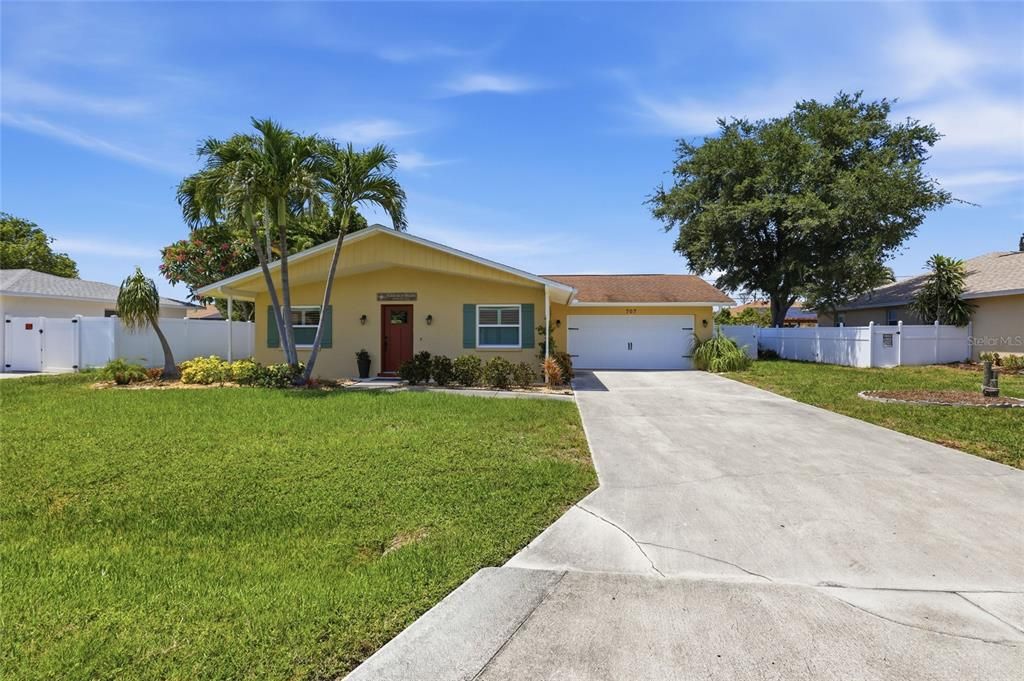 For Sale: $400,000 (2 beds, 2 baths, 1430 Square Feet)