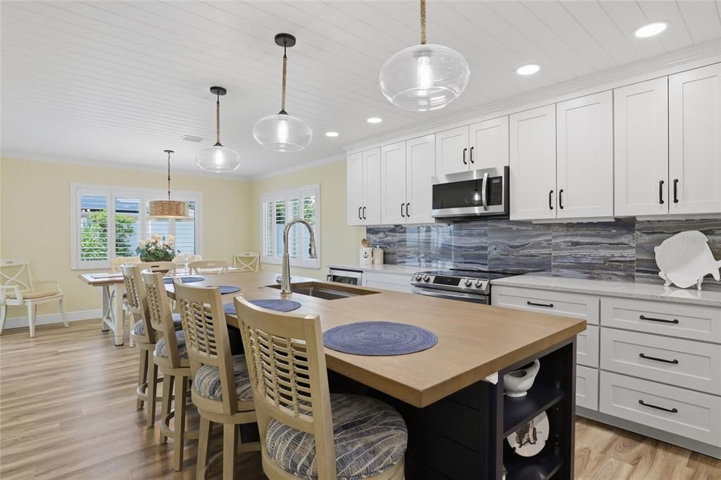 For Sale: $400,000 (2 beds, 2 baths, 1430 Square Feet)