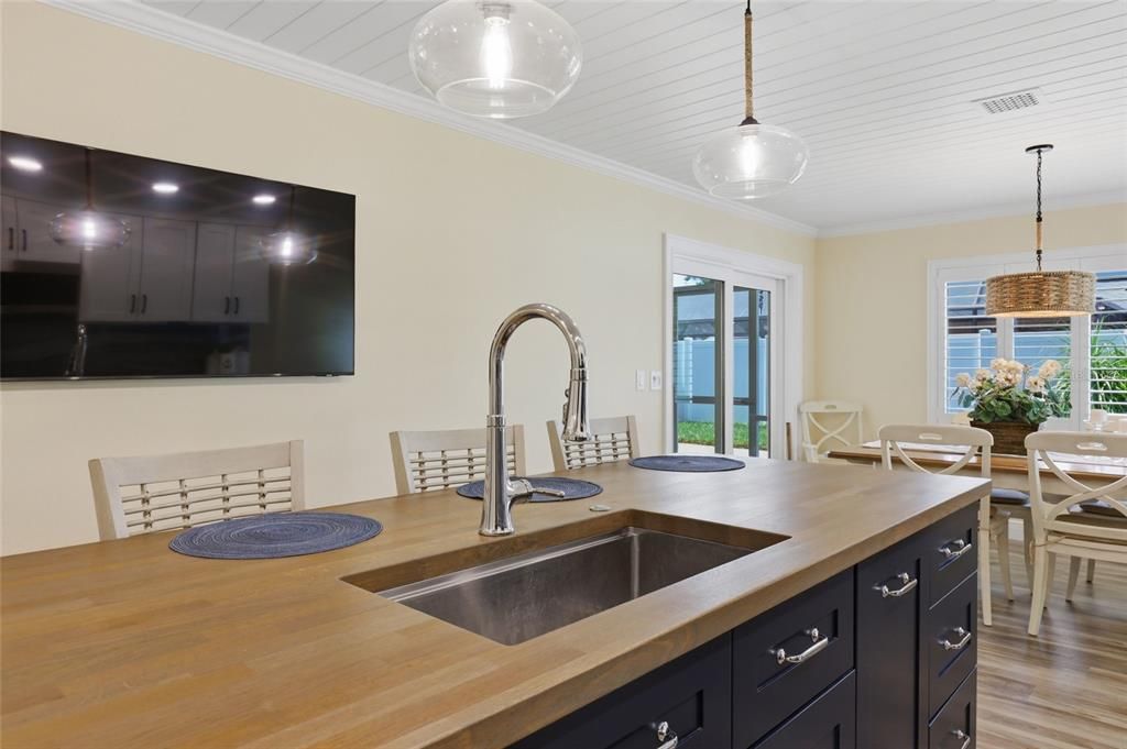 For Sale: $400,000 (2 beds, 2 baths, 1430 Square Feet)