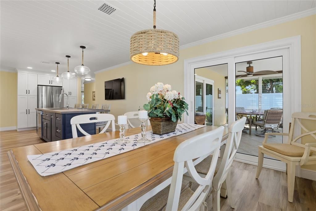 For Sale: $400,000 (2 beds, 2 baths, 1430 Square Feet)