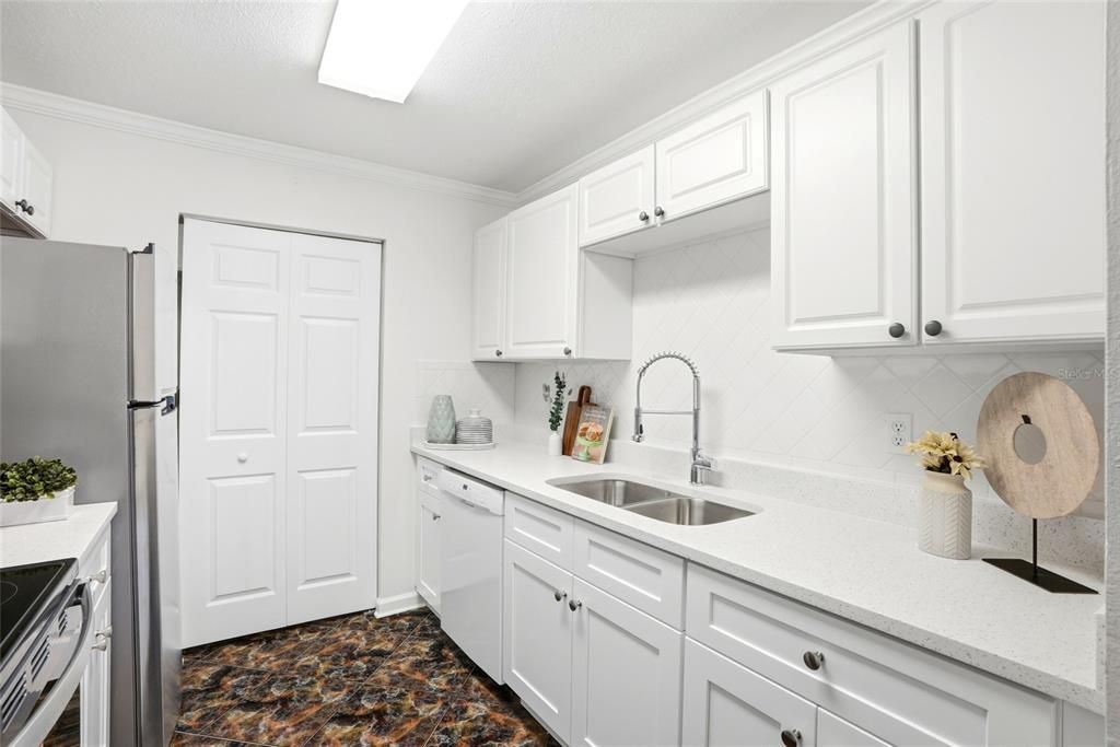 For Sale: $215,000 (2 beds, 2 baths, 1110 Square Feet)
