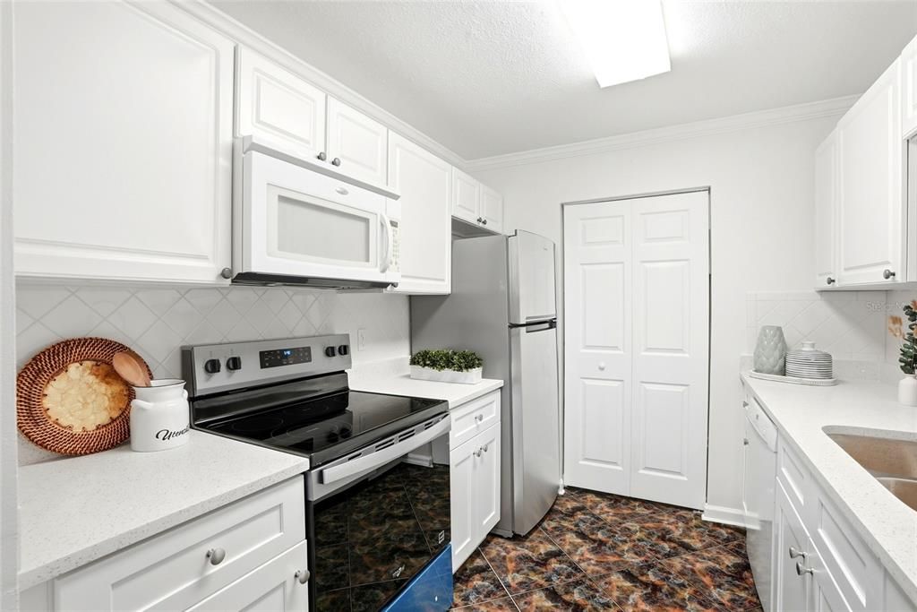 For Sale: $215,000 (2 beds, 2 baths, 1110 Square Feet)