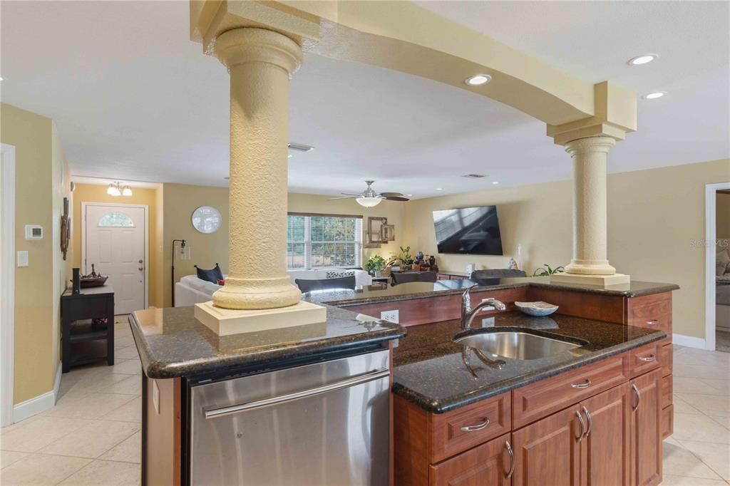 For Sale: $349,900 (2 beds, 2 baths, 2164 Square Feet)