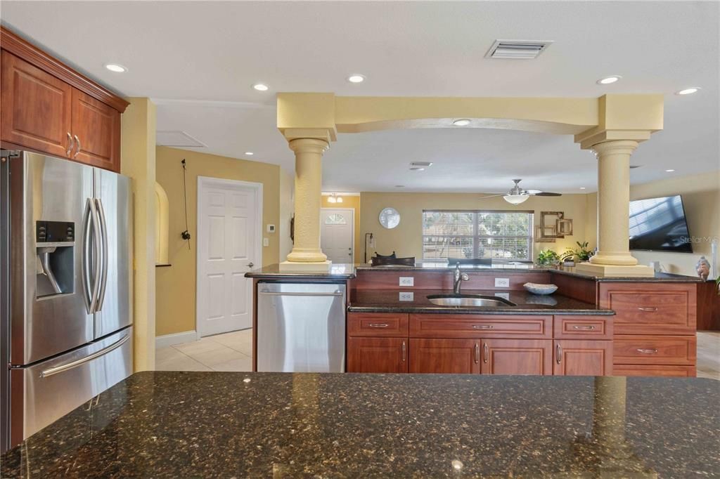 For Sale: $349,900 (2 beds, 2 baths, 2164 Square Feet)