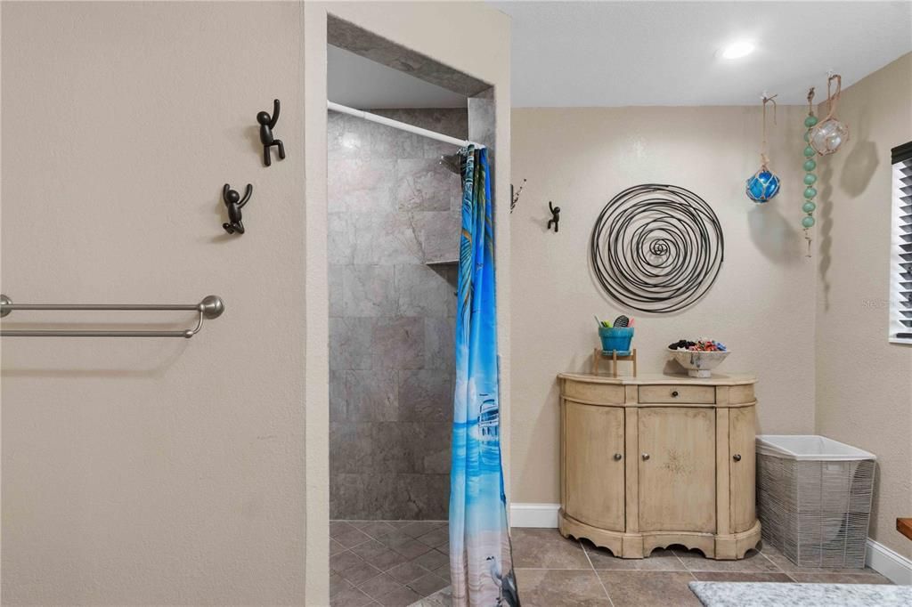 For Sale: $349,900 (2 beds, 2 baths, 2164 Square Feet)